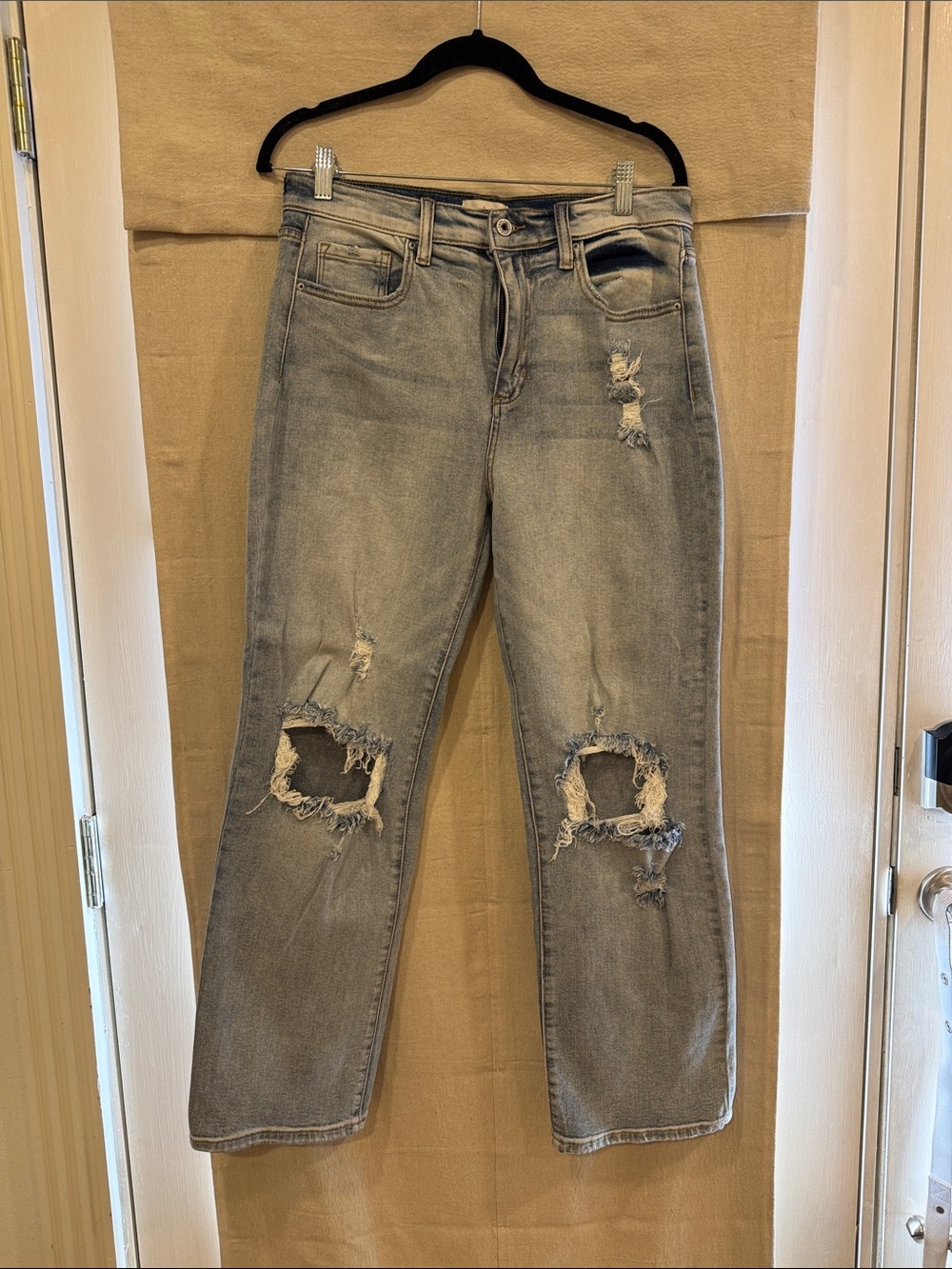 Sneak Peek Women's Light Gray Distressed Straight Leg Jeans